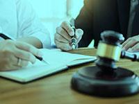 القانون وإدارة العقود